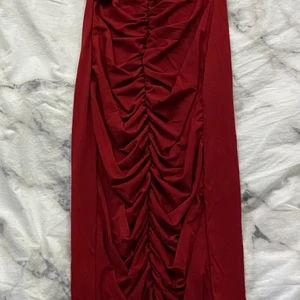 klänning - Röd lång klänning, den är under mina knän väldigt fin, aldrig använt bara provat, den är ganska så tun💕