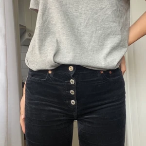 Manchester byxor   - Svarta utsvängda Manchester byxor💛