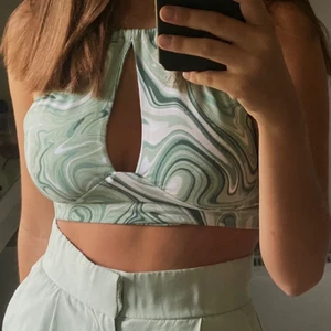 topp - Topp från BikBok med justerbara band, använd 1 gång!