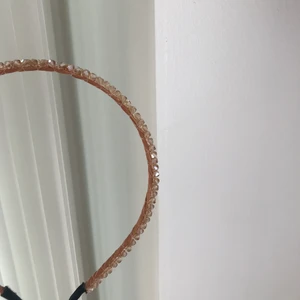 Diadem - GRATIS FRAKT🌟🌟Glittrigt ljusrosa/beige diadem från ur & pen✨✨✨✨aldrig använt och så så fint att ha till sommar och vår outfits✨ kontakta mig vid fler frågor/intresse🌟