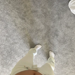 Ljusa jeans - Säljer dess jeans. Dom är gräddvita lite limegrön ton skorv för fler bilder så man ser färgen. Skulle säga att dom är nästa helvita. Väldigt coolt med dom bruna detaljerna på trådarna så dom nästan ser ut som eytys😍😍midrise!