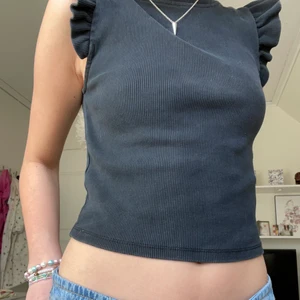 Cool topp - Säljer denna skit coola topp från zara. Otroligt fin med volangerna på sidan😆😆