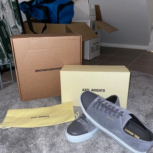 Axel Arigato skor - Helt nya Axel Arigato skor aldrig använda. Säljs eftersom beställt förstor storlek. Allting orginal finns med.