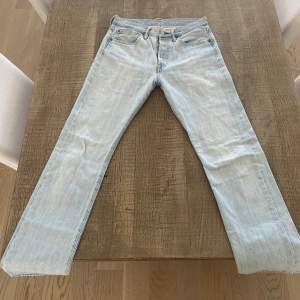 Intressekoll på dessa superfina jeans från Levis! Det finns inga fläckar eller liknande och de är i princip i nyskick☺️☺️ bara att höra av dig om du har frågor om något💕💗