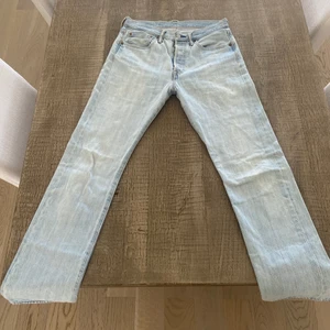 Ljusa Levis jeans - Intressekoll på dessa superfina jeans från Levis! Det finns inga fläckar eller liknande och de är i princip i nyskick☺️☺️ bara att höra av dig om du har frågor om något💕💗