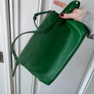 Säljer denna väska från Zara, perfekt färg  till sommaren!🌟💕  aldrig använd! Nypris 559kr