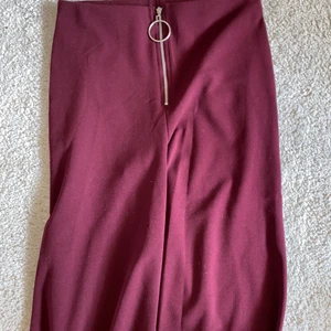 Forever 21 High waist byxor M - Ett par vinröda byxor från forever 21 med en silvrig dragkedja. Väldigt snygga och stretchiga men är lite för korta för mig (174cm) så skulle passa bättre på någon som är runt 168. Byxorna är inköpta i USA och är väldigt sköna på och sitter superbra. Skulle säga att de passar både s och m 💜
