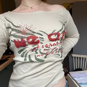 Långärmad tröja - Coolt tryck! Tight passform, mjukt material. Storlek s/m