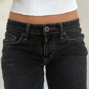 Lågmidjade Levis jeans - Ett par lågmidjade Levis jeans i modell 503 som jag köpte på sellpy. Är i en liten ljusare svart färg som man ser tydligt på bild 1 och 3. Det står inga storlekar men passar mig som är 168 och har oftast 36 i byxor. Lägg endast bud om du är säker att du kan betala ifall du vinner. Bud är bindande. 💕💕💕