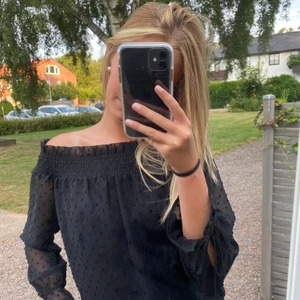 Offshoulder tröja - Jättefin tröja men som tyvärr inte kommer till användning, materialet är tunt med prickar på. Köpare står för frakt❤️‍🔥❤️‍🔥