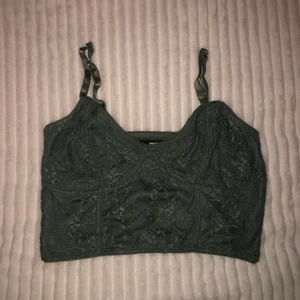 Grön croptop - Grön topp ifrån Bikbok, frakt ingår i priset 📦 