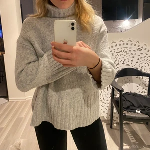 Stickad tröja - Super mysig stickad tröja från HM! Sluta i sidorna och hög krage. Priset kan diskuteras!💕