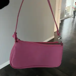 Säljer denna fina rosa Axel väska! Har använt den ca 2 gånger i somras! Väskan är från shein och ordinarie priset är 76 kr men jag säljer för 45! Finns även en liknade i blå på min profil!!