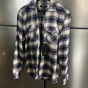 Ny skjorta - Säljer min brors nya skjorta då den inte passade. Det är en oversized ullakjorta i storlek L. Passar både som skjorta men även som tunnare jacka på sommaren. 