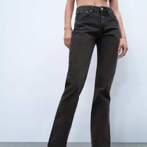 Svarta mid waist jeans från Zara i nyskick