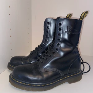 Dr martens skor  - Säljer mina martens då dom bara ligger hemma utan att bli använda, köpte dom second hand för ett tag sen och har använt ett fåtal gånger, fint skick o ser knappt använda ut. Storlek 37/S