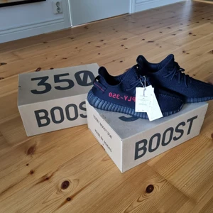 Yeezy boost 350 "bred" - Säljer av två par som jag köpte senaste dropet på Adidas hemsida. Skick är helt 10/10 DSWT. 2500 kr/st