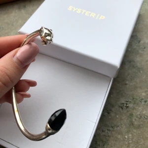 Armband syster p - Säljer nu mitt snygga syster p armband 💓💓 man kan justera armbandet så skulle säga att den passar alla storlekar!! 🤗 det går inte att få tag på längre! Pris går att diskutera!
