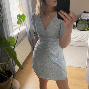 Zara klänning - Super söt klänning från zara. Använd typ en gång så super skick. Perfekt till sommar och studentfester😜 strl M men passar som en S