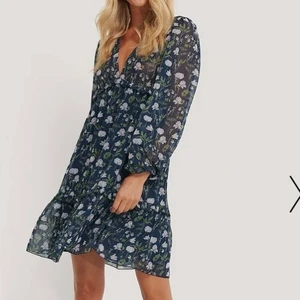 Nakd klänning - Säljer denna sjukt fina klänningen från nakd i storlek 36. Där är nästan helt oanvänd pga har inte haft tillfälle att använda den.