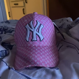  Rosa Keps - Det här är en helt ny keps från Spanien. Jag säljer detta plagg för de är inte riktigt min stil men annars är de i väldigt fint skick.