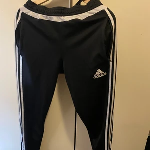 gammal modell adidas byxor - används ej