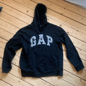 GAP hoodie svart, M - Köpt begagnad i bra skick och aldrig använt sedan dess. Storlek Medium, men ganska liten i storleken så skulle säga S. Frakt står för köparen.