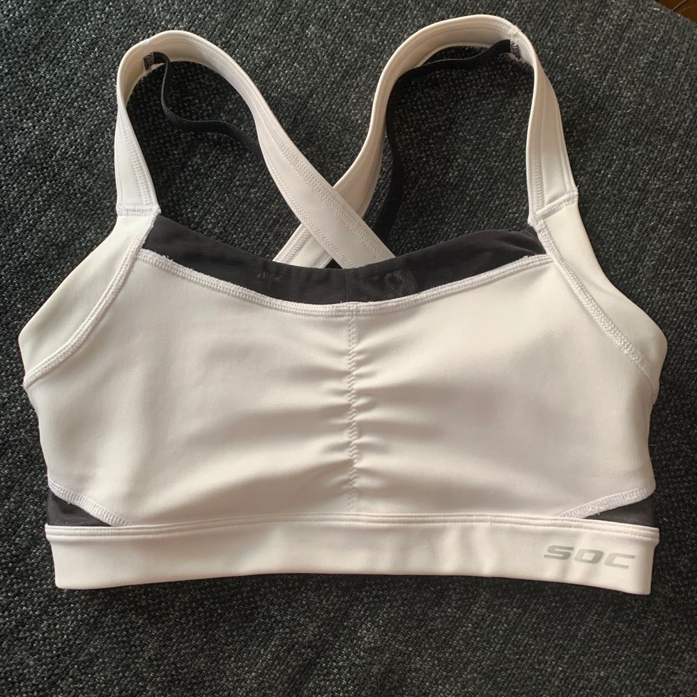 Sport bh med fina band i ryggen. Vit och svart. Bra support. Dottern knappt hunnit använda den så den är i nyskick. Från SOC .Frakt bestämma tillsammans. St XS ca 158-170 för tonåringar. 30/32 70AA -75A ca. Toppar.