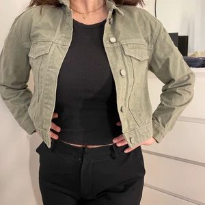 Militär grön jeans jacka - Använd ett fåtal gånger men i bra skick❤️ fler bilder skickas vid behov❤️✨