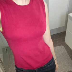 Väst - Tröja/väst i en så fin rosa färg i nyskick! 70kr eller högsta bud❤️ strl XS-S