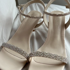 Helt nya klackar - Helt nya klackar som är supersnygga och sköna, passar 38/39 då jag är mellan de storlekarna.