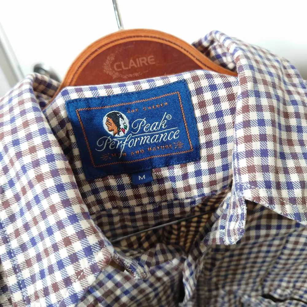 Klassisk rutig skjorta från Peak Performence🌱. Skjortor.