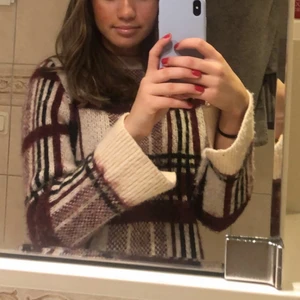 stickad tröja - rutig stickad tröja köpt på asos men från only. superfin med slitsar vid ärmarna och längst ner på tröjan. säljer då jag inte använder längre. nypris ca 350kr tror jag. köparen står för frakten, skriv för frågor eller fler bilder ❤️‍🔥❤️‍🔥❤️‍🔥