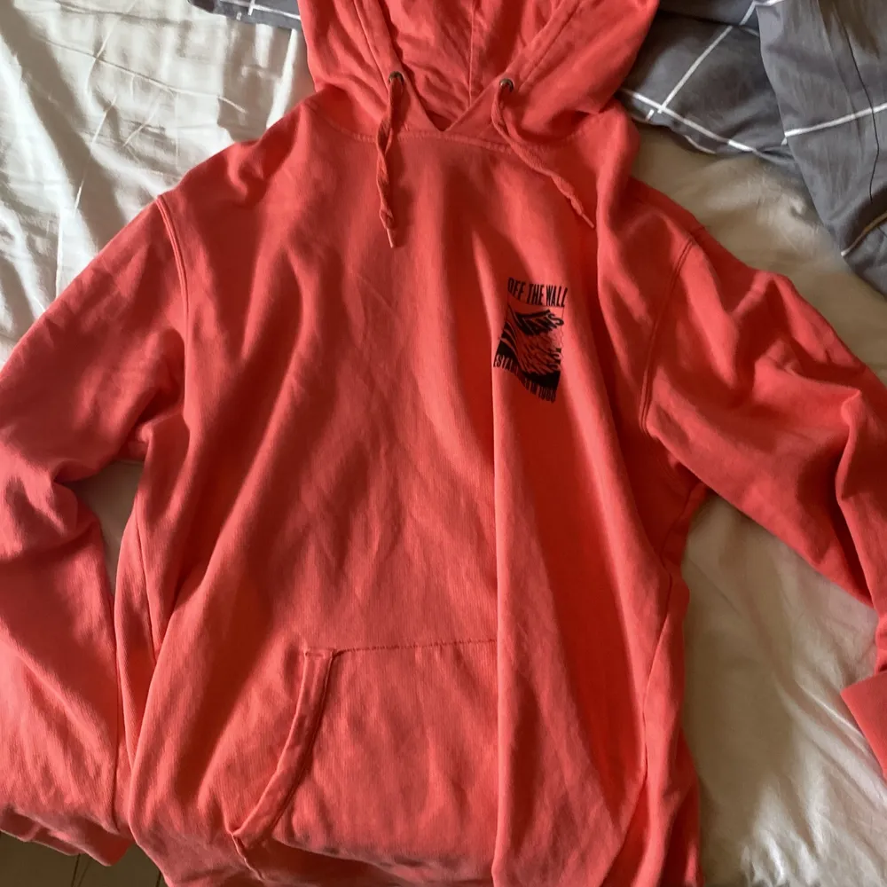 En rosa/röd hoodie från Vans som passar riktigt bra till svarta byxor. Orginalpris 799, mitt pris 340 (kan självklart diskuteras). Tröjor & Koftor.