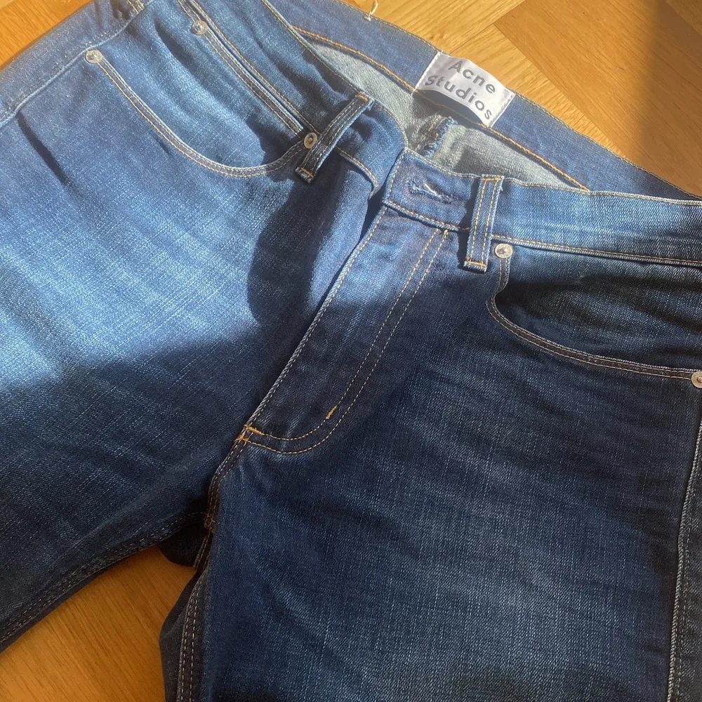 Acne Max Prince - North Dark Blue. En regular/slim byxa i toppenskick.. Jeans & Byxor.