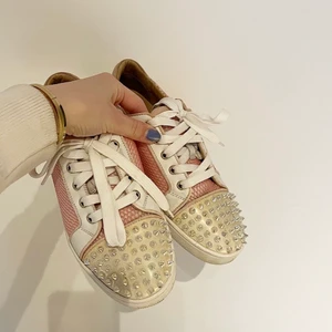 Christian louboutin skor - Jätte fina Christian louboutin skor rosa och vit! Jätte fint skick de är som nya!! Äkthetsbevis finns