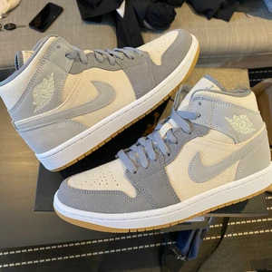 Jordan 1 Mid Coconut Milk Particle Grey - Säljer dessa Jordan 1 Mid ”Coconut Milk Particle Grey”. De är helt nya och oanvända. Finns i storleken 38.5. Köpta ifrån Nike och orderbekräftelse finns. Hör av dig vid frågor eller om du önskar fler bilder. Skickas spårbart med PostNord.