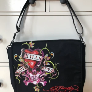 Ed hardy väska - Ed hardy dataväska Köpt på second hand 10/10 condition. Alla rhinestones är kvar