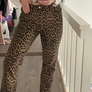 Leopard jeans - Raka jeans med leopard mönster!! Skit coola!! Passar S-M