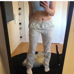 Linnebyxor - Hej säljer det här fina linnebyxorna som jag köpte från en tjej här på plick för känner att dom inte passar mig och köpte dom för 250kr💗lånade bilder
