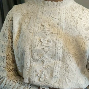 Vit tröja i spets, Size S - Jättefin tröja i spets med mönster av blommor. Är i bra skick! Frakt ej inkluderat men priser går att diskutera 🤗(skriv till mig kring fler frågor o bilder)