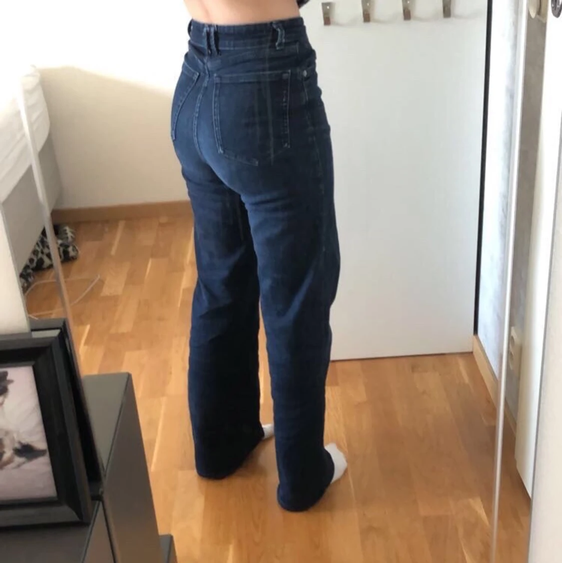 mörkblåa jeans - 90