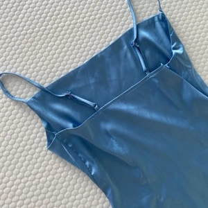Blå satinklänning - En blåa jättefin satinklänning från Pull and Bear.💙 Klänningen är oanvänd och är i stl XS, passar S också! Har bra kvalite och säljes för 169 plus frakt, kan gå ner i pris vid snabb affär 🐬 