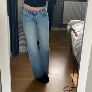 Säljer dessa lågmidjade jeans från weekday i modellen arrow. W 26 L 32. Jag är 166 cm och har sprätt upp sömmen längst ned så att den ska gå ner till marken (sista bilden). Buda privat💕 kolla in min profil. Säljer bland annat linnebyxor