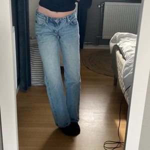 Lågmidjade jeans  - Säljer dessa lågmidjade jeans från weekday i modellen arrow. W 26 L 32. Jag är 166 cm och har sprätt upp sömmen längst ned så att den ska gå ner till marken (sista bilden). Buda privat💕 kolla in min profil. Säljer bland annat linnebyxor