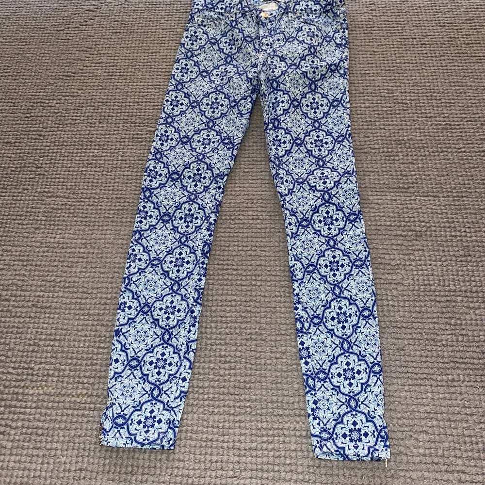 Blå mönstrade byxor från Zara. Jeans & Byxor.