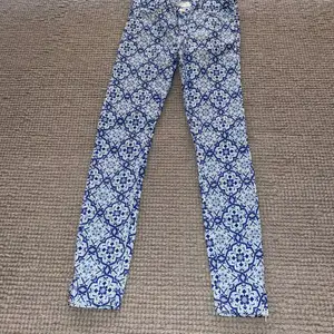 Blå mönstrade byxor från Zara