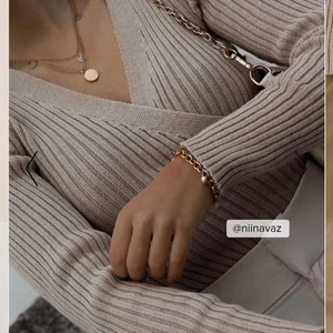 Ribbad topp med knytning  - Ribbad topp med knytning. Använd en gång, inte min stil. Obs lånade bilder💗