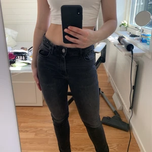 grå jeans  - Snygga gråa jeans som inte används, jätte snygg passform 