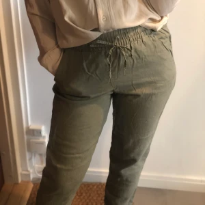 Gröna linnebyxor - Sköna, smickrade, gröna linnebyxor. Frakt ingår🌺